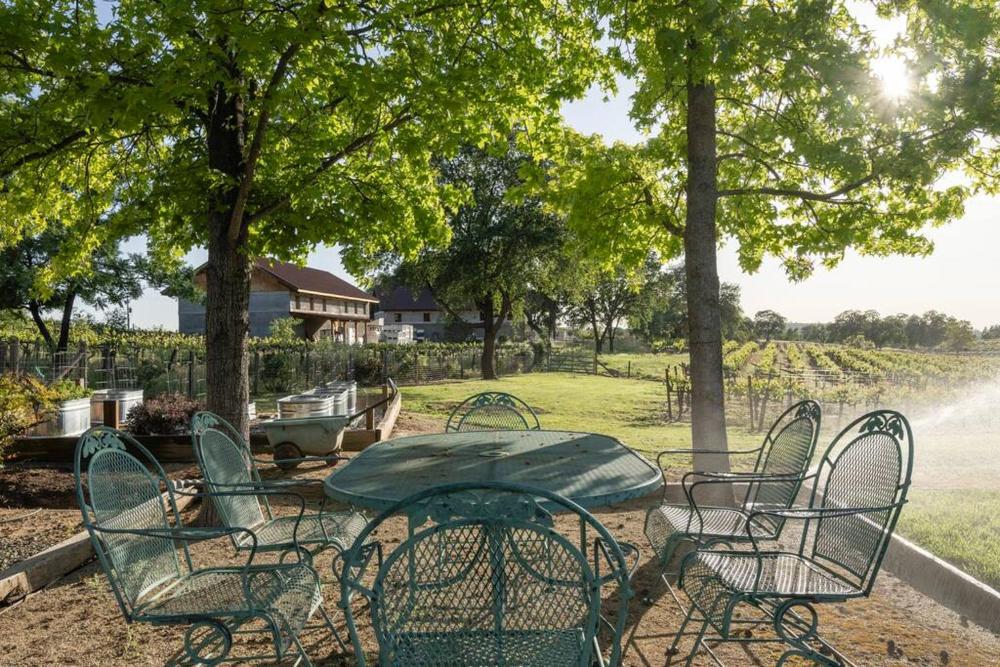 Fraser Family Vineyard Estate Pet-Friendly Home